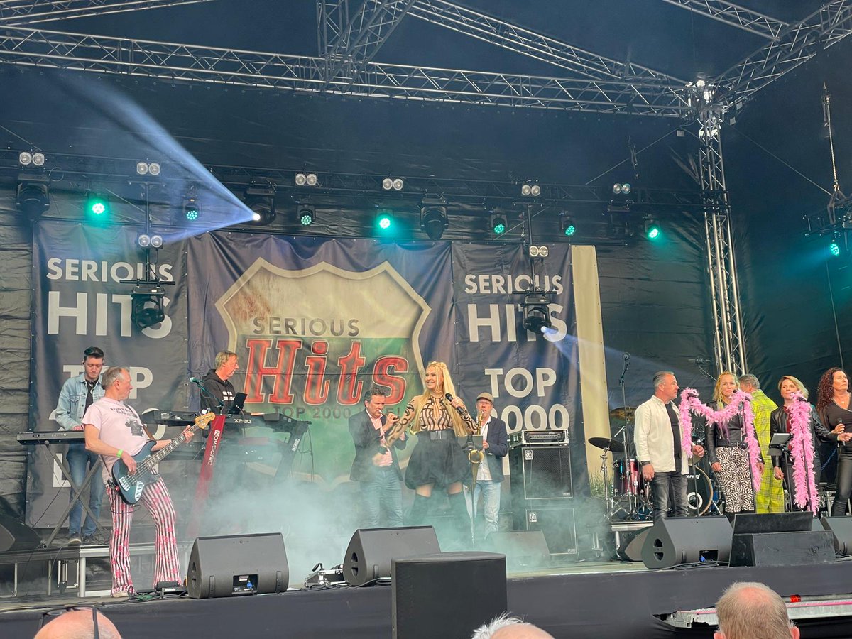 CODAapeldoorn's tweet photo. Serious Hits Top 2000 XL sluit de eerste dag van Maaiveld Festival af met muzikaal vuurwerk! Morgen dag twee. Ben je er ook bij? Info en programma op https://t.co/a1KUUb2yIh. Tot morgen! https://t.co/0WHdcu6Cdr