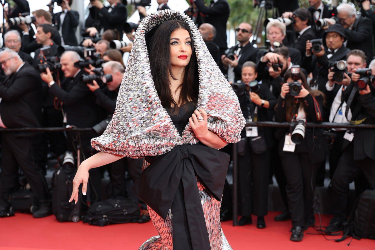 Ruth4ashab's tweet photo. She looked every bit of Drama she intended to bring to the RC @ekalakhani ❤️🫶👏
🤣✨️😍 #AishwaryaRaiBachchan 
#AishwaryaRaiBachchan𓃵 
#AishwaryaAtCannes https://t.co/DoawqH2aoM