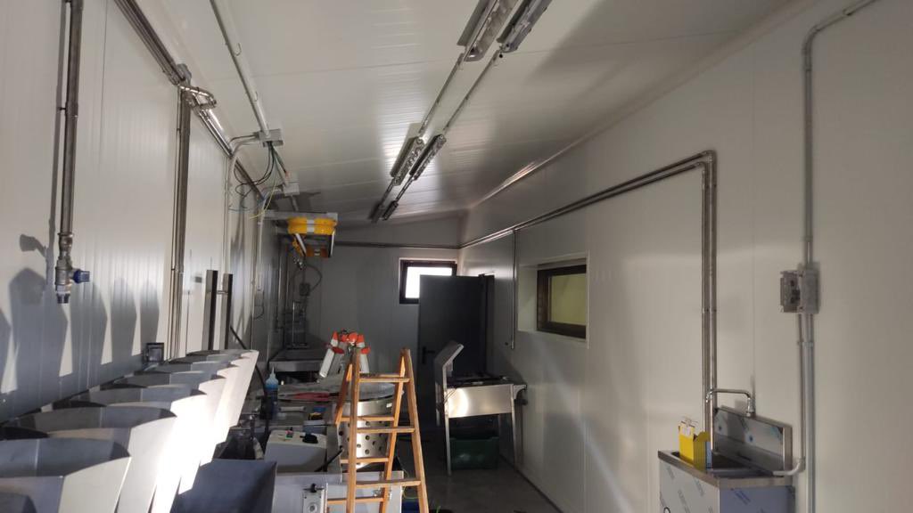 MataderosMovile's tweet image. Tic Tac , Tic Tac apunto de llegar el dia “X” 👍😉👌, instalación electrica casi finiquitada.. y en pocos dias otro #ganadero que sacrificará sus animales en la propia explotación 🐓👩🏽‍🌾 👨🏻‍🌾🐓 #somosrurales #rural #avicola #pollo #mataderorural #escorxador #proximidad