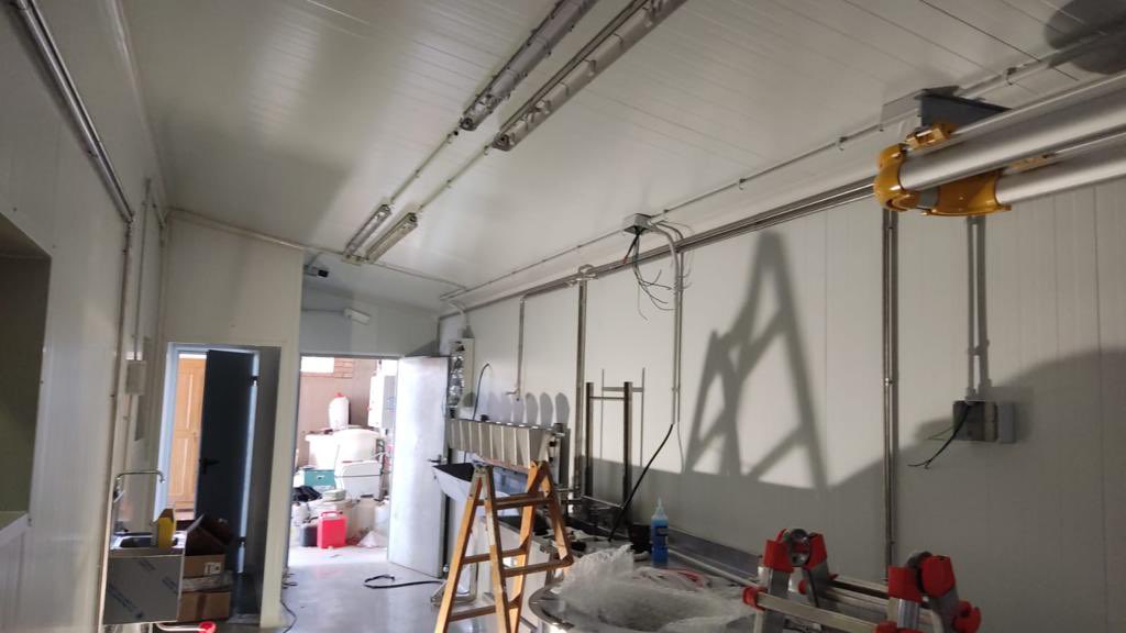 MataderosMovile's tweet image. Tic Tac , Tic Tac apunto de llegar el dia “X” 👍😉👌, instalación electrica casi finiquitada.. y en pocos dias otro #ganadero que sacrificará sus animales en la propia explotación 🐓👩🏽‍🌾 👨🏻‍🌾🐓 #somosrurales #rural #avicola #pollo #mataderorural #escorxador #proximidad