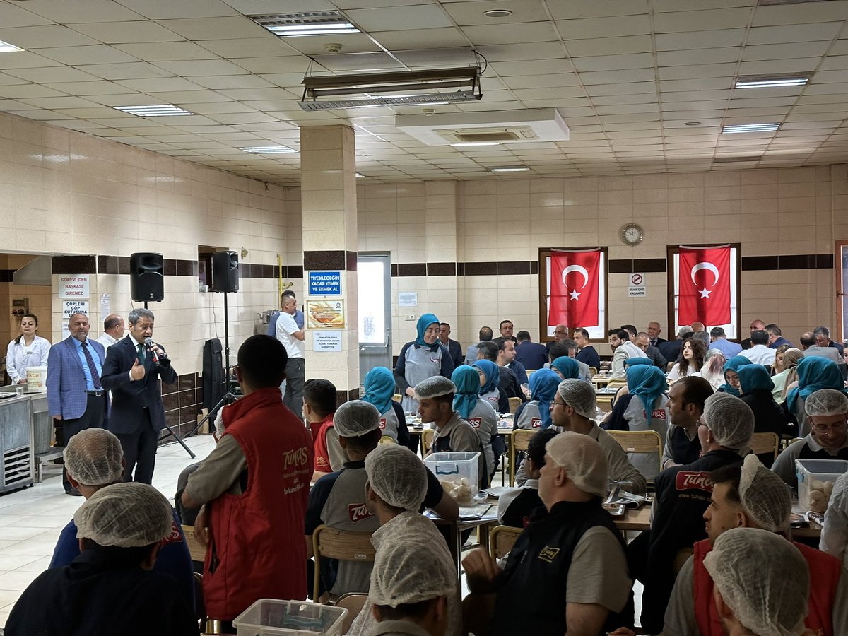 AliSahin501's tweet photo. OSB’de işçilerimizle bir araya geldik, düşüncelerimizi paylaştık. İlgi ve alaka için teşekkürler. https://t.co/oV0JABIUrf