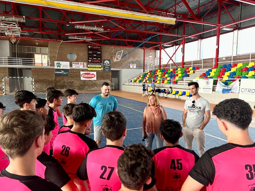 jmparraortiz's tweet photo. 🏆 Los infantiles de @Fernandezal93 del @arspalmadelrio disputan el Campeonato de España de balonmano.
🤾‍♂️ Ocurra lo que ocurra, sois los mejores. Solamente un consejo: disfrutad de la experiencia, la recordaréis siempre.
👍🏼 Enhorabuena al club por la excelente labor educativa. https://t.co/52kmyQpcS0