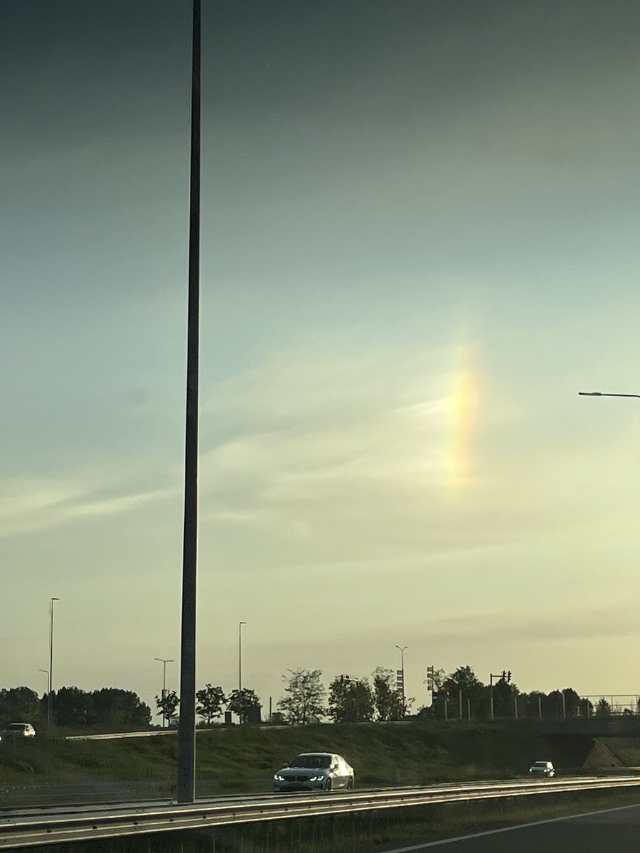 Vanavond op een aantal plaatsen deze kleine verticale regenbogen gezien. Weet iemand hoe die ontstaan? <a href="/KNMI/">KNMI</a> <a href="/GerritHiemstra/">Gerrit Hiemstra</a>?