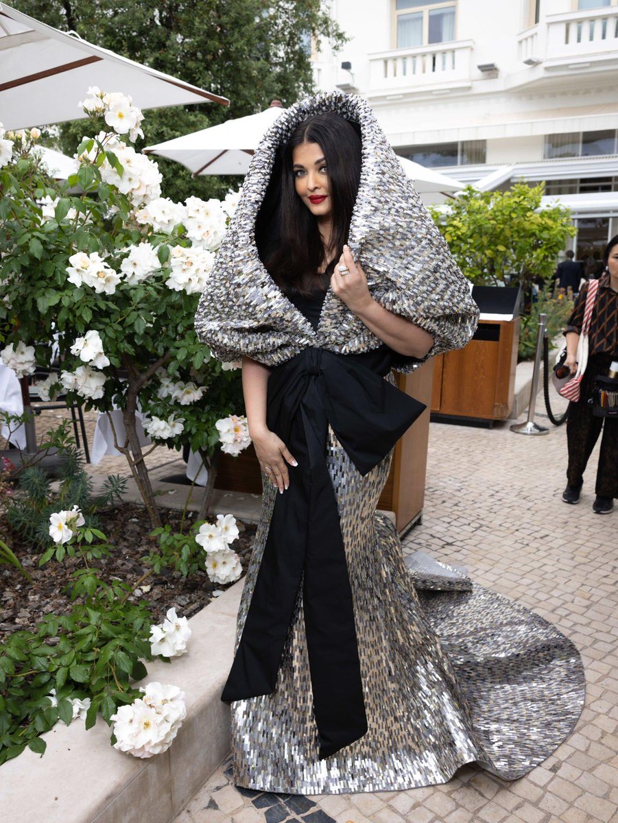 cadence99's tweet photo. It's crazy how after so many years one cannot just predict what #AishwaryaRaiBachchan will wear at Cannes! Her unpredictable choices are like the biggest fashion achievement.
She does it all from exquisite to ridiculous to wow to blah with so much Sass! https://t.co/OKczHxlRJH