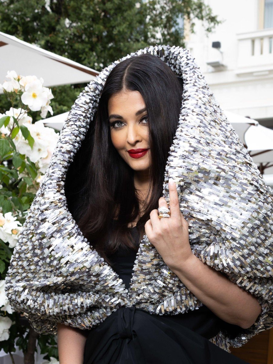 cadence99's tweet photo. It's crazy how after so many years one cannot just predict what #AishwaryaRaiBachchan will wear at Cannes! Her unpredictable choices are like the biggest fashion achievement.
She does it all from exquisite to ridiculous to wow to blah with so much Sass! https://t.co/OKczHxlRJH