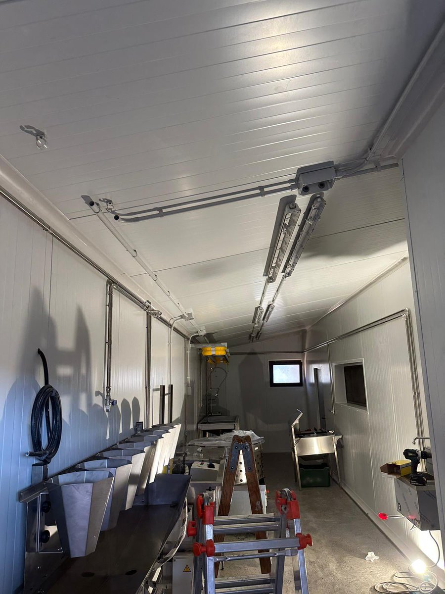 MobilSlaughter's tweet image. Tick ​​tock, tick tock soon w’ll arrive on “X” day 👍😉👌, electrical installation almost finished... and in a few days another  #farmer #rancher who will slaughter his animals on the farm place🐓👩🏽‍🌾 👨🏻‍🌾🐓 #wearerurals #rural #poultry #chicken #slaughterhouse #abattoir #proximity