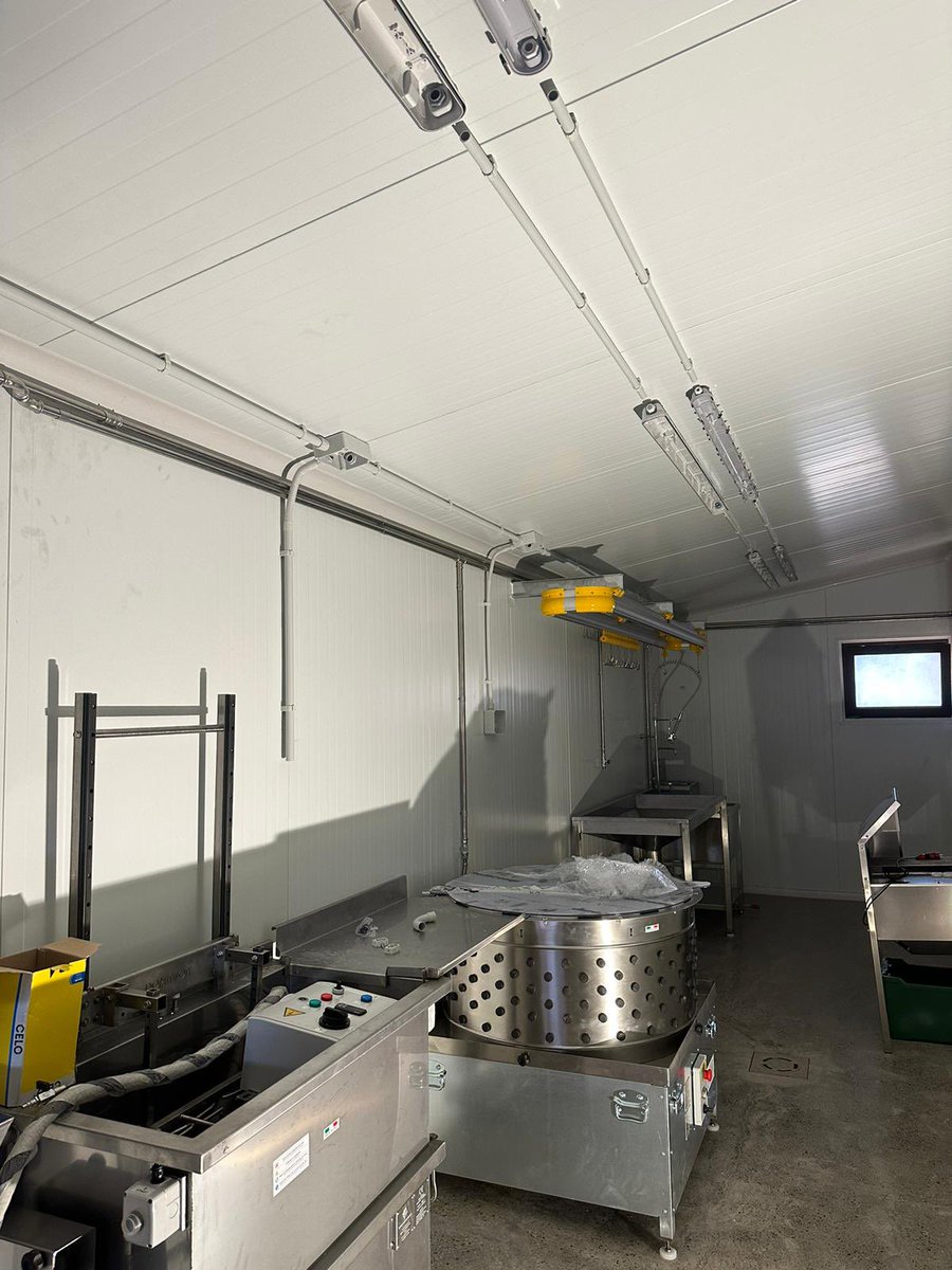 MobilSlaughter's tweet image. Tick ​​tock, tick tock soon w’ll arrive on “X” day 👍😉👌, electrical installation almost finished... and in a few days another  #farmer #rancher who will slaughter his animals on the farm place🐓👩🏽‍🌾 👨🏻‍🌾🐓 #wearerurals #rural #poultry #chicken #slaughterhouse #abattoir #proximity