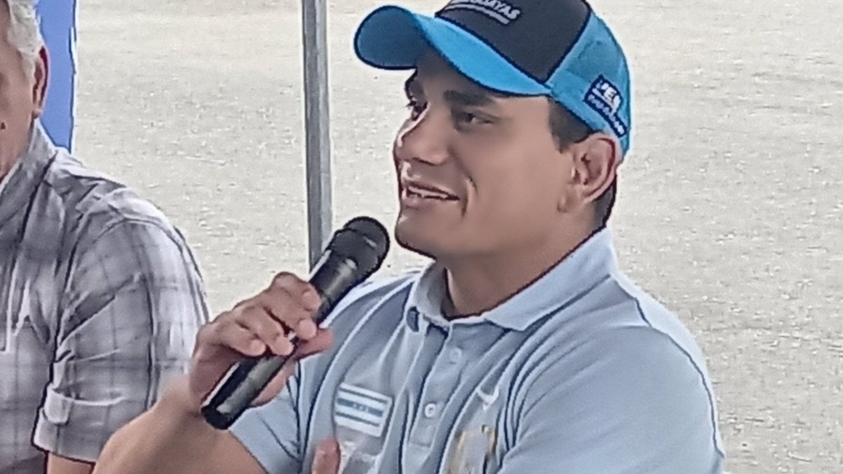 tavoalvarez21's tweet photo. Fedeguayas con su Presidente Roberto Ibañez, apoya al Karting específicamente al piloto Leonidas Drouet. https://t.co/LfSi9P4DqA