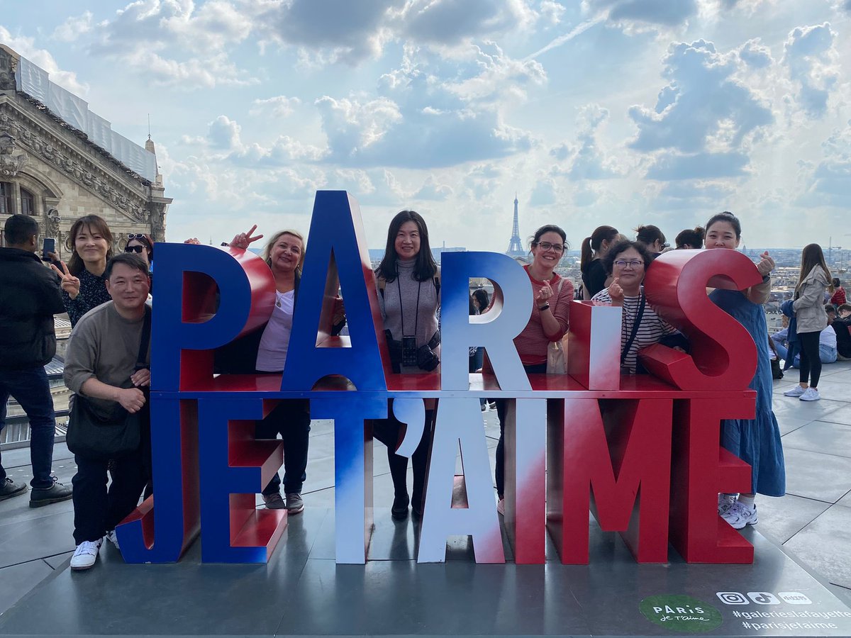 C’est l’heure du départ 🛫 pour nos correspondantes de #Duksung #Coree 🇰🇷 après un séjour parisien riche en émotions et en découvertes. Merci❤️à tous nos professeurs impliqués dans cet échange, aux parents et aus élèves ! <a href="/AMJouanny/">Anne-Marie JOUANNY</a> <a href="/Academie_Paris/">Académie de Paris</a>