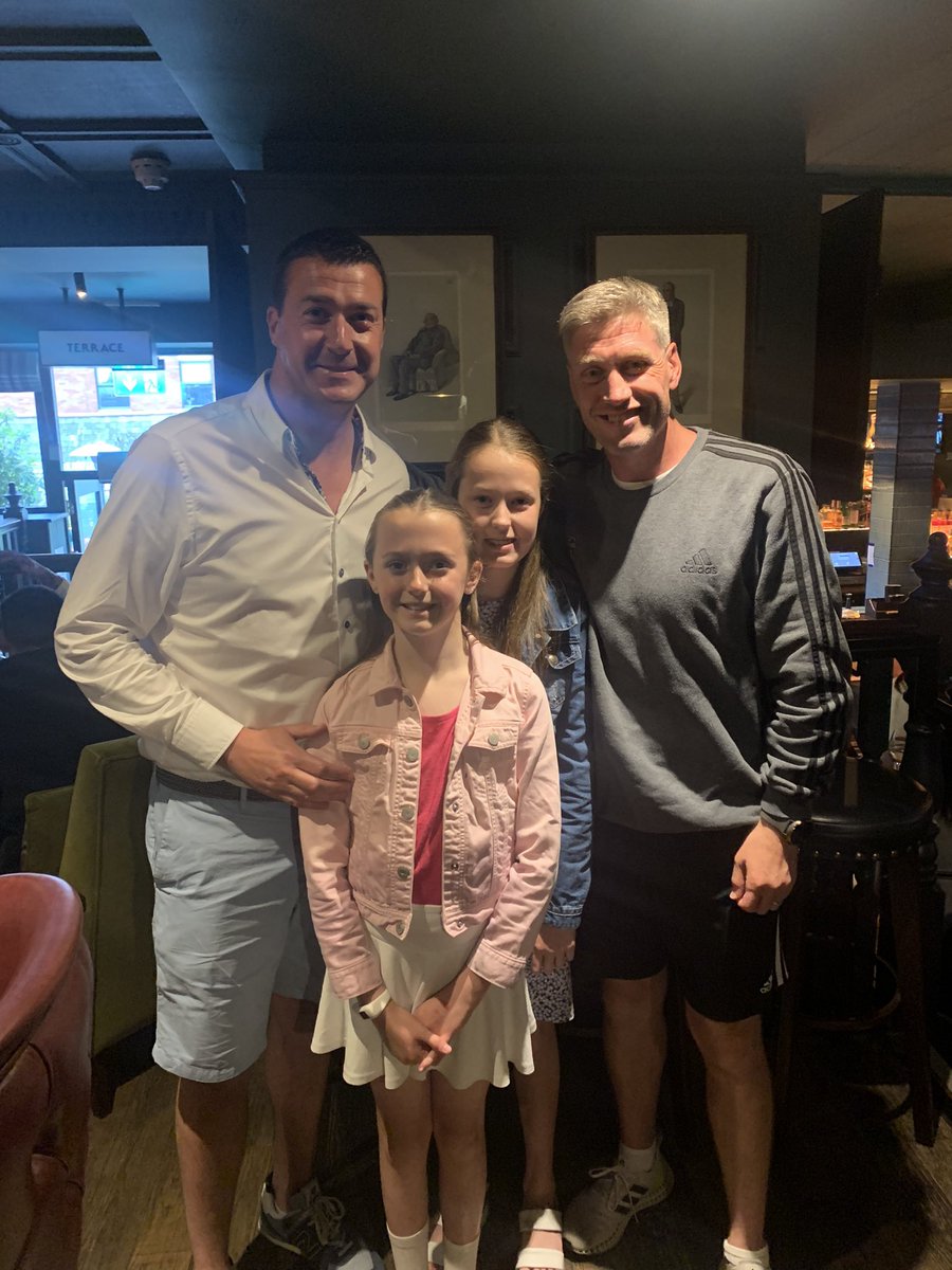 A big thank you to Pierre Venayre and @RonanOGara10 for brining @TeamSRochelais to @TheBlackrock_ for dinner and for being a real gent to my girls. 🙌🏻🏉