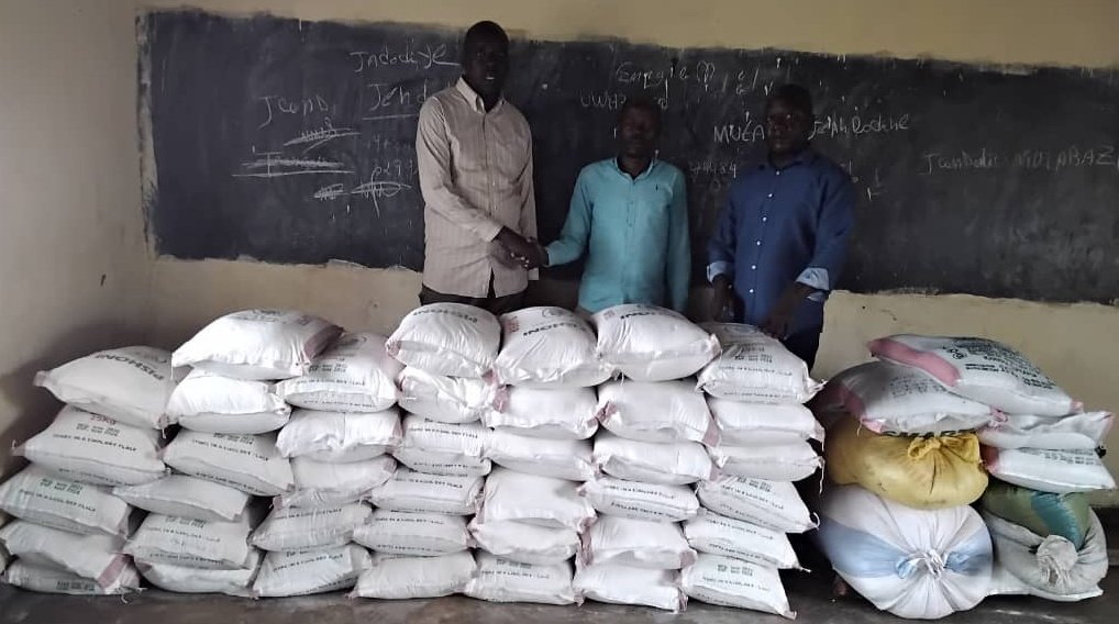 ndera_sector's tweet photo. Muri gahunda yo kugaburira abana bose mu bigo by'amashuri #OperationSmile muri @Gasabo_District uyumunsi ku bufatanye n'umufatanyabikorwa #ITORERO #CALVARY #CHURCH rikorera I #Ndera batanze inkunga ingana na #Toni1 ya #kawunga n'ibiro #Ijana by'#umuceli
@Dr_Uwamariya
@PudenceR https://t.co/K7MLDfhWP9