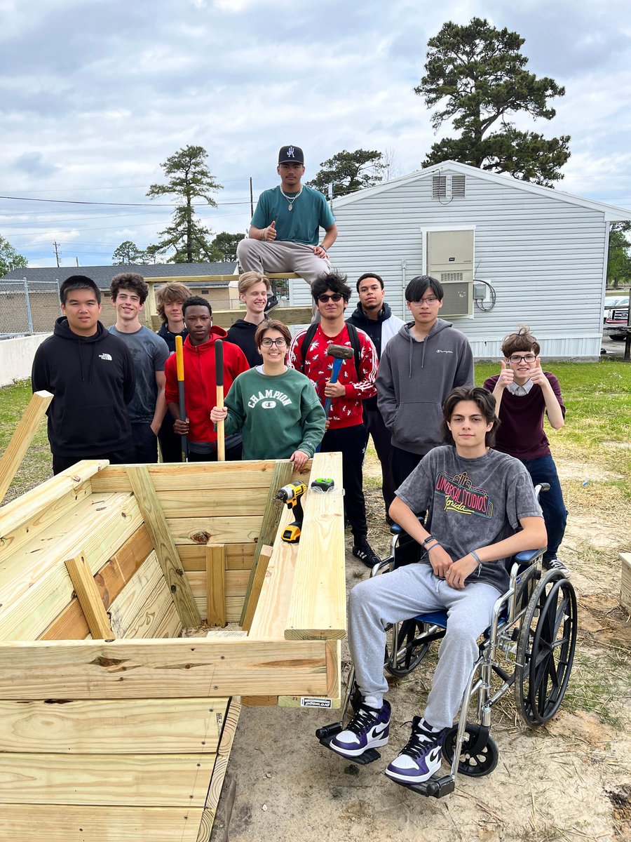 CTE_Holly's tweet image. Mr. Scarfpin's Havelock HS Engineering Design class designed and built a garden on campus. It was designed to be ADA compliant so anyone, regardless of ability, could participate in growing activities. #CTE #CravenCTE #CTEProud #CTEforNC #learningthatworksforNC