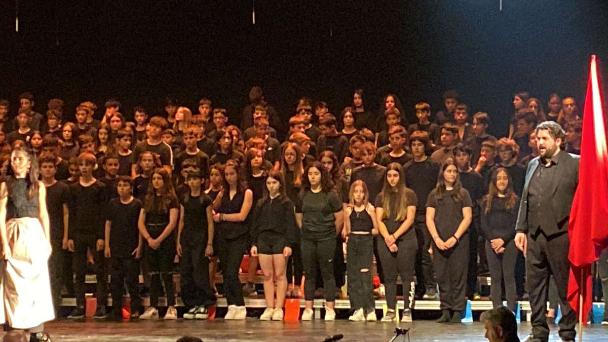 Ins_SerradeNoet's tweet photo. Ahir l’alumnat de 1r va formar part de l’espectqcle Fem Òpera: De l’òpera al musical.
Aquest projecte té com a objectiu la participació en un espectacle musical, formant part del gran cor d'escena, al costat de cantants solistes i de músics en directe. 
#femopera #somserradenoet https://t.co/bDUaCCSpDB