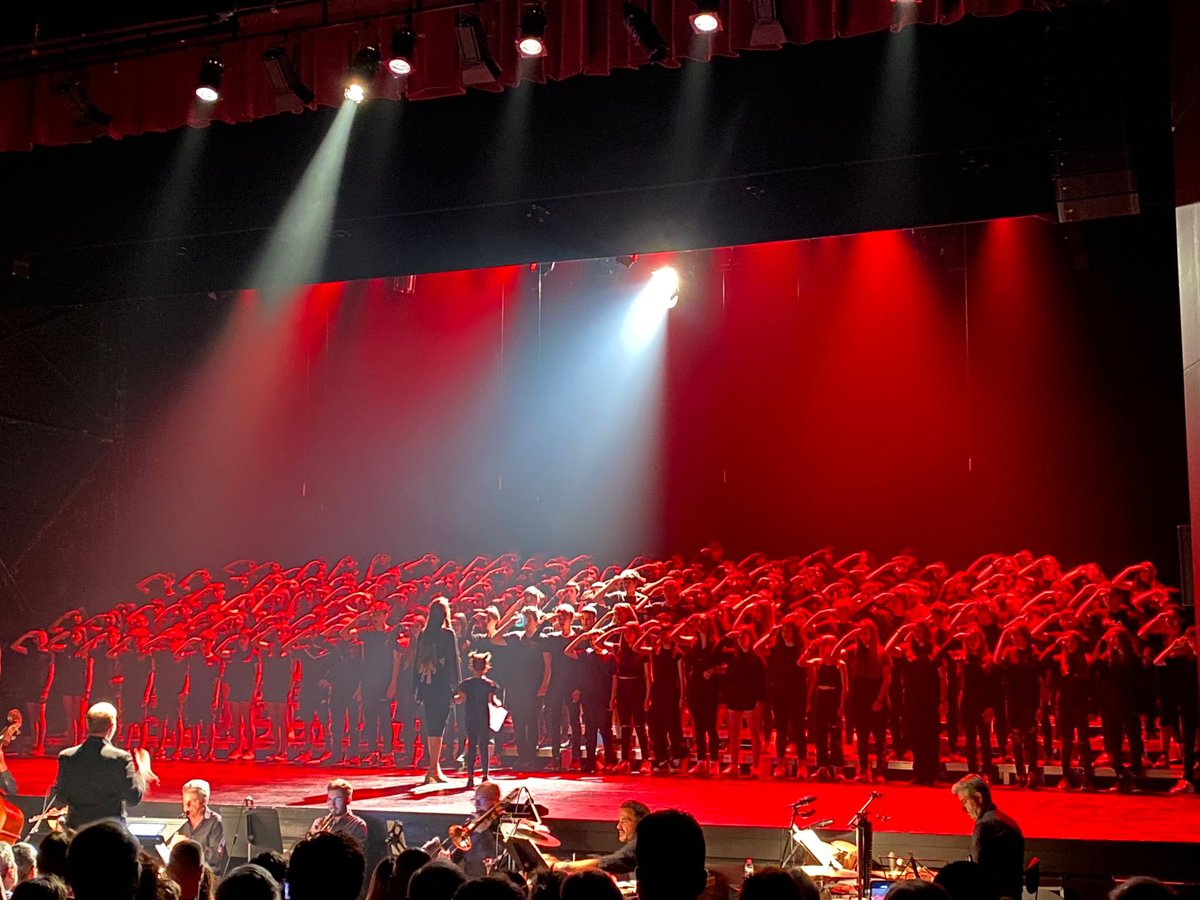 Ins_SerradeNoet's tweet photo. Ahir l’alumnat de 1r va formar part de l’espectqcle Fem Òpera: De l’òpera al musical.
Aquest projecte té com a objectiu la participació en un espectacle musical, formant part del gran cor d'escena, al costat de cantants solistes i de músics en directe. 
#femopera #somserradenoet https://t.co/bDUaCCSpDB