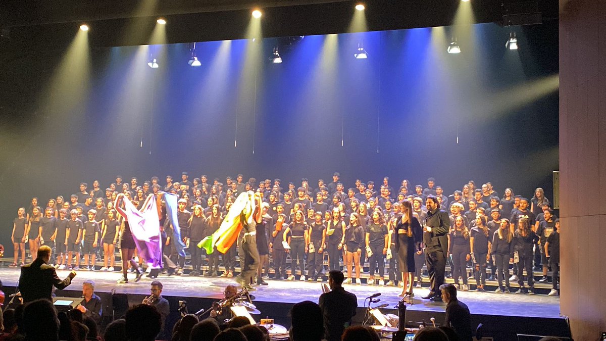 Ins_SerradeNoet's tweet photo. Ahir l’alumnat de 1r va formar part de l’espectqcle Fem Òpera: De l’òpera al musical.
Aquest projecte té com a objectiu la participació en un espectacle musical, formant part del gran cor d'escena, al costat de cantants solistes i de músics en directe. 
#femopera #somserradenoet https://t.co/bDUaCCSpDB