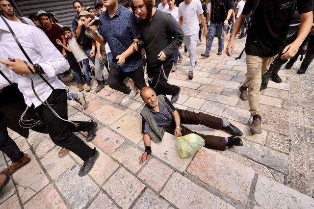 Freedom_for_Pal's tweet photo. 🇵🇸 #palestine || Colonial Israeli settlers attack an elderly Palestinian man in occupied Jerusalem.
#palestine🇵🇸 #freepalestine🇵🇸
#myhurt #savesheikhjarrah #savesilwan #savelifta #GazaUnderAttack #standwithpalestine #palestine #savepalestine #palestina #palestinian https://t.co/d05IKBFyKC