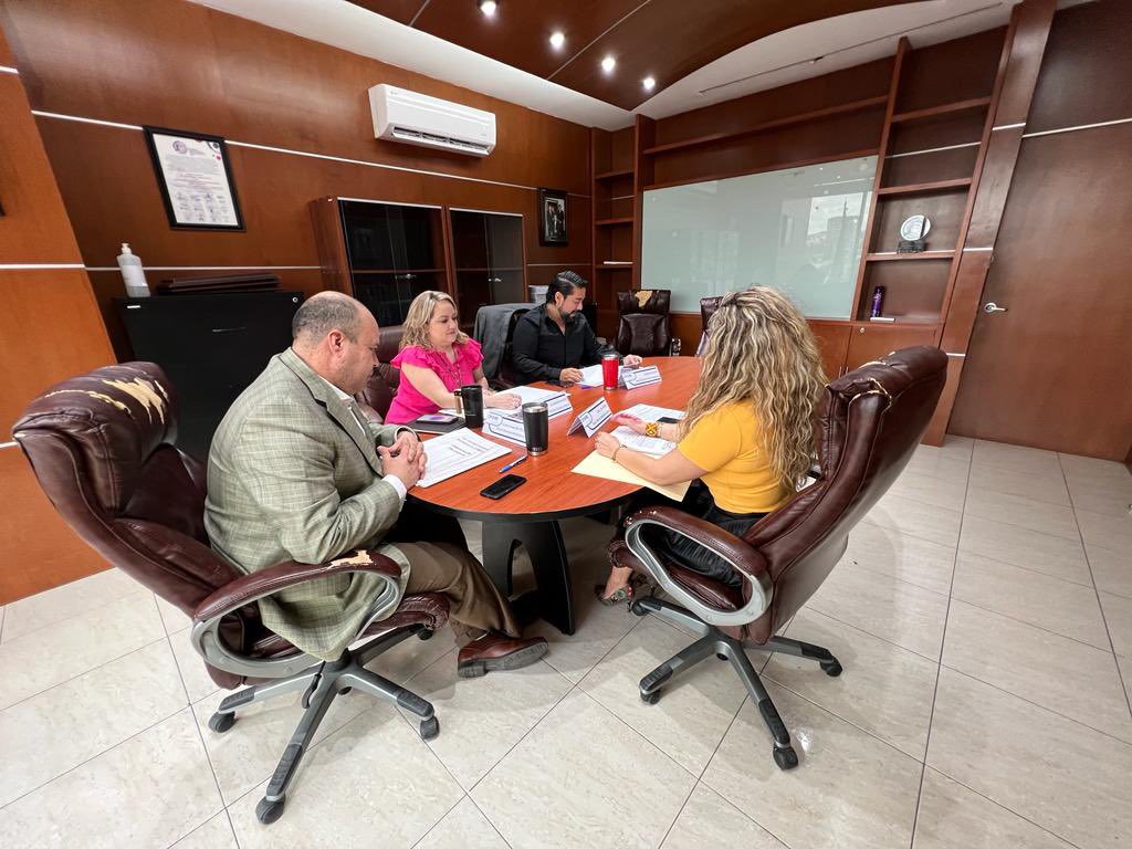 Cegaip's tweet photo. #SesiónDePleno
Se analizaron asuntos administrativos y se sometieron a discusión y aprobación proyectos de resolución de cada una de las ponencias.
#MerecesSaber https://t.co/BNIO8K6yFf