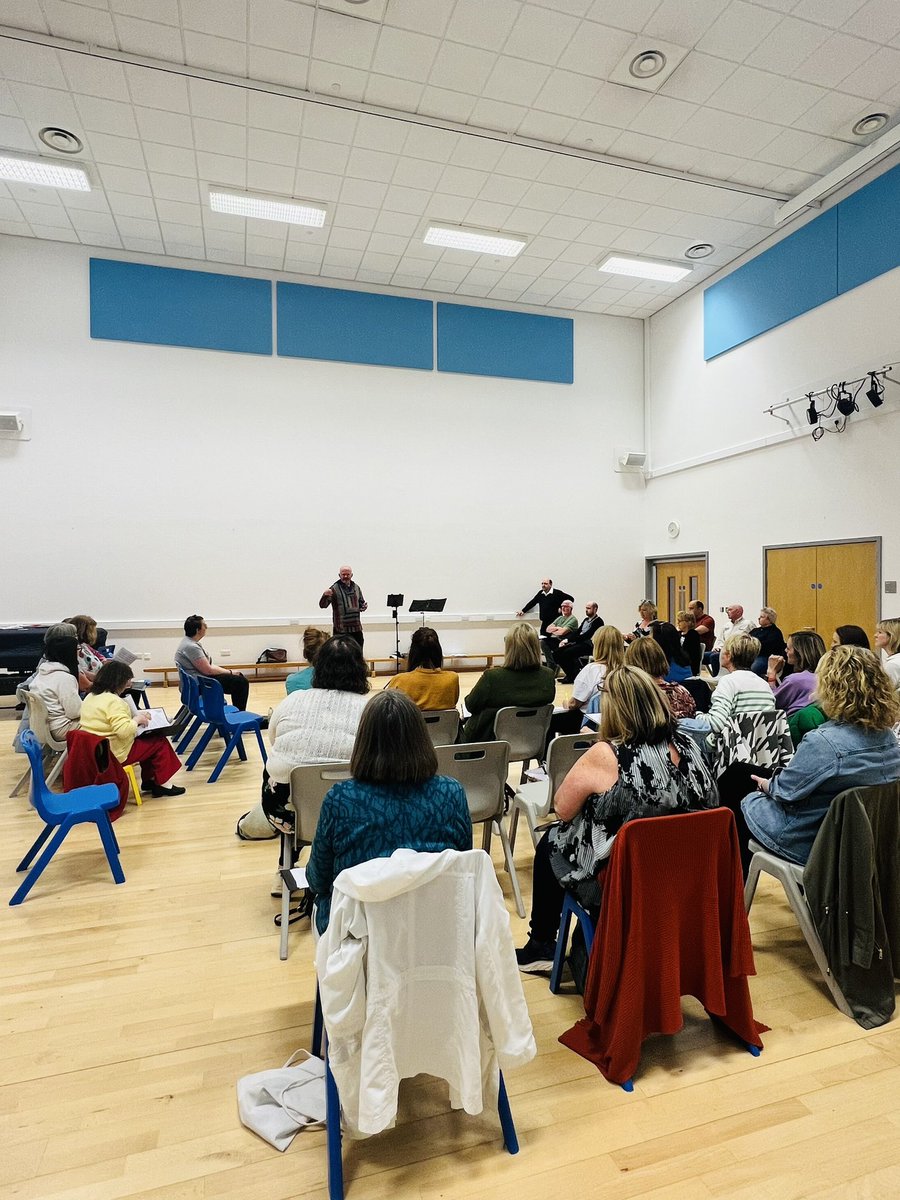 BMSContempChoir's tweet photo. We have the wonderful @RayCoatesVoice back with us this evening, to listen to the Blackpool Centenary anthem we recorded our parts for, what an incredible opportunity for us to be part of! 🎼 

VERY EXCITING 💖 COLLABORATION 🙏 https://t.co/3hrFq3cyAQ