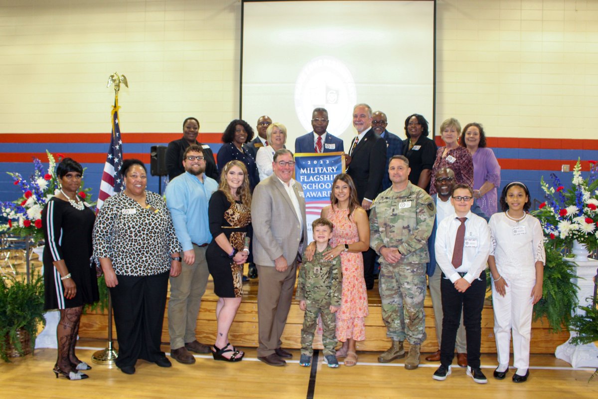 georgiadeptofed's tweet image. Monday, Superintendent Woods visited Frank Long Elementary School (@FLE_Explorers) in the @LibertyCoSchool System to present a 2022-2023 Military Flagship School Award. Congratulations, FLES!
More photos: flic.kr/s/aHBqjADZUJ.  
Full press release: bit.ly/2023MilitaryFl…….