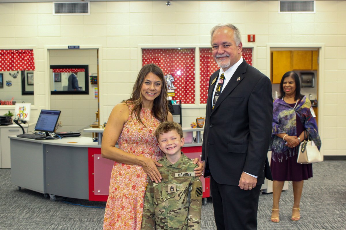 georgiadeptofed's tweet image. Monday, Superintendent Woods visited Frank Long Elementary School (@FLE_Explorers) in the @LibertyCoSchool System to present a 2022-2023 Military Flagship School Award. Congratulations, FLES!
More photos: flic.kr/s/aHBqjADZUJ.  
Full press release: bit.ly/2023MilitaryFl…….