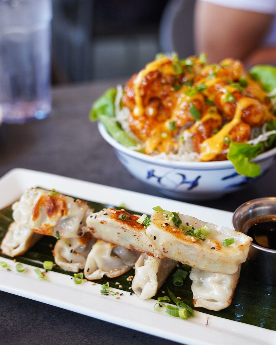 Topped with scallions and sesame seeds and served with a black vinegar dipping sauce, our new 𝐏𝐚𝐧-𝐅𝐫𝐢𝐞𝐝 𝐏𝐨𝐭𝐬𝐭𝐢𝐜𝐤𝐞𝐫𝐬 are the weekend starter your whole table will thank you for! 👏👏

⏰ Open Daily @ 11a
#DowntownDisney