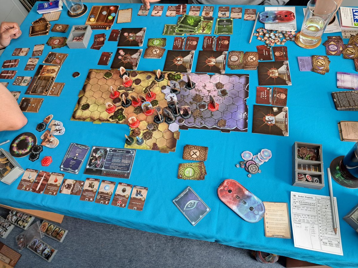 Wie immer zum Vatertag mit Sohn und Schwiegersohn in Spe den Tag mit #Gloomhaven verbracht... 😊