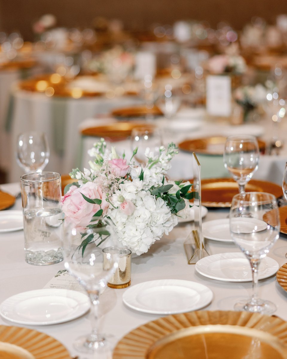 Reception at the ready 🥂✨

📸 Alexandra Cantemir Photography
💐 Flowers for Dreams

#lmstudiochi #chicagoeventvenue #lmcaters #chicagocatering #tablescape #weddingvenue