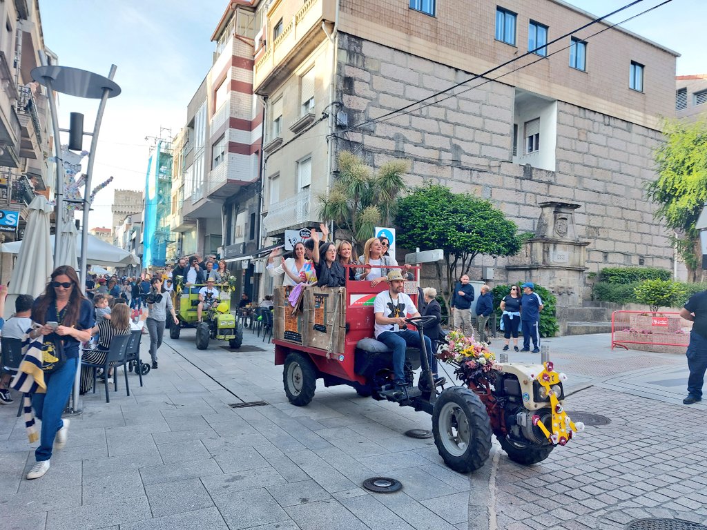 #RíasBaixasFilmFest

O <a href="/festivaldecans/">Festival de Cans</a> enche as rúas do <a href="/PorrinoConcello/">Concello do Porriño</a> de alegría co tradicional paseo honorífico dos chimpíns! Con <a href="/carmelasilva/">Carmela Silva</a> están as actrices @isabel__blanco  e Mariana Carballal, a directora <a href="/cheloloureiro/">chelo loureiro</a> e as deputadas @AnaLauraIG e <a href="/RaqueGiAr/">Raque.GiAr</a>