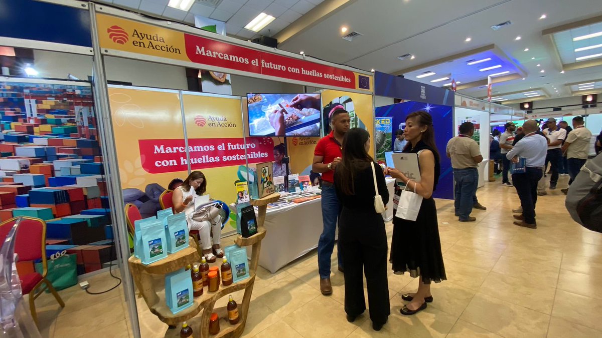 UEenHonduras's tweet photo. El embajador🇪🇺, @JaumeSeguraS, visitó #Agromercados2023. Junto con @ayudaenaccion, apoyamos la reactivación de economías locales del sector MIPYME de servicios y sistemas agroalimentarios, especialmente los más afectados por la pandemia. #ProyectoSER
@saghonduras
@EU_Partnerships https://t.co/CpkDtezdWi