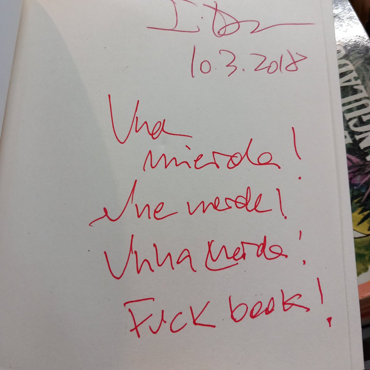 javierpenalopez's tweet photo. Vengo de la Feria del Libro Antiguo de #Santiago. Hay una caseta que está llena de libros que pertenecieron a un mismo señor, que se dedicó a escribir en la primera página lo malos que eran. (Este era de Gay Talese). https://t.co/ralq8pjWre