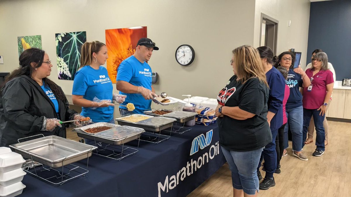 MarathonOil's tweet image. At $MRO we’re committed to building healthier and safer communities where we live and work. Last week our #EagleFord team provided lunch to 335 #healthcare workers at Cuero Regional Hospital and Otto Kaiser Memorial Hospital in Kenedy, TX. @cuerohospital #MROproud