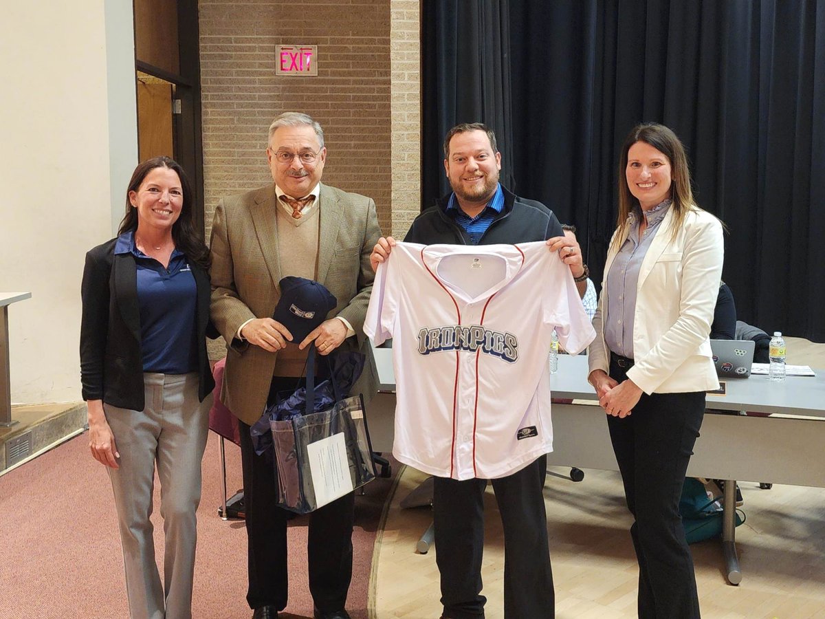 UnitedWayGLV's tweet photo. We have a winner ⚾ CONGRATS, Russell R. Giordano, on winning our @IronPigs Dugout Suite incentive prize - generously donated by @BSICorporate.
We're appreciative of the support of #UWGLV & hope you enjoy! #LIVEUNITED #GiveToWin @BethlehemAreaSD https://t.co/z8KDlVeaJi