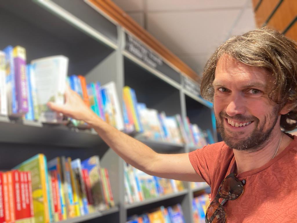 Happy book-on-the-bookshop-shelf face #Springwatch <a href="/BBCBooks/">BBC Books</a> <a href="/PenguinUKBooks/">Penguin Books UK</a>