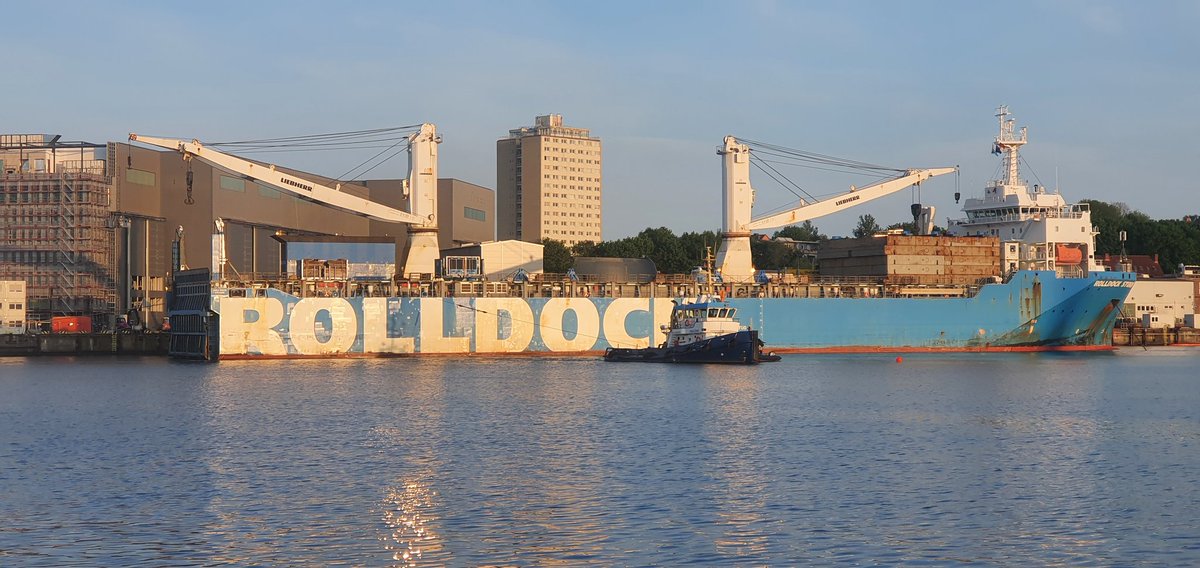 DarthFreder's tweet photo. 🇩🇪 #Rolldock #Storm picked up #Singapore #navy #class_218SG #submarine at #TKMS in Kiel. Too lazy to sail on its own. 🍻#Vatertag
@LGoessing @CovertShores @Saturnax1 @TheSubHunter1 @Johann_U96 @WarshipCam https://t.co/voG9Omka9l