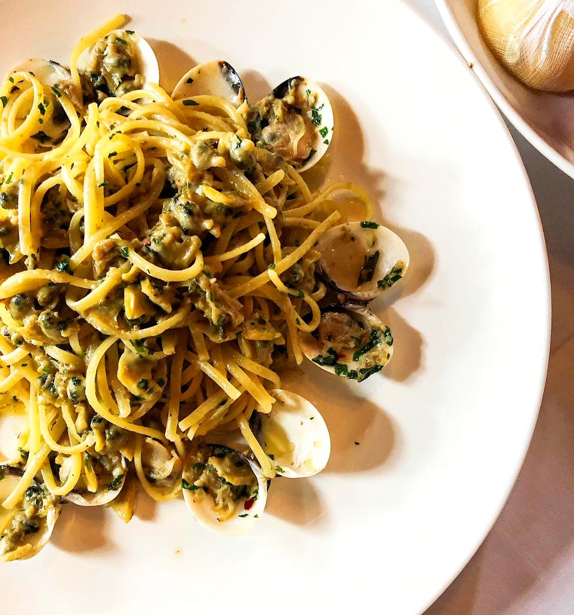 Experience the perfect blend of flavors & textures with every bite of our Linguine alle Vongole Bianche ó Rosse.✨
#supportlocalbusiness #foodandwine #virginiafoodies #visitalx #zagat #saveur #huffposttaste #italiancuisine #onlineordering