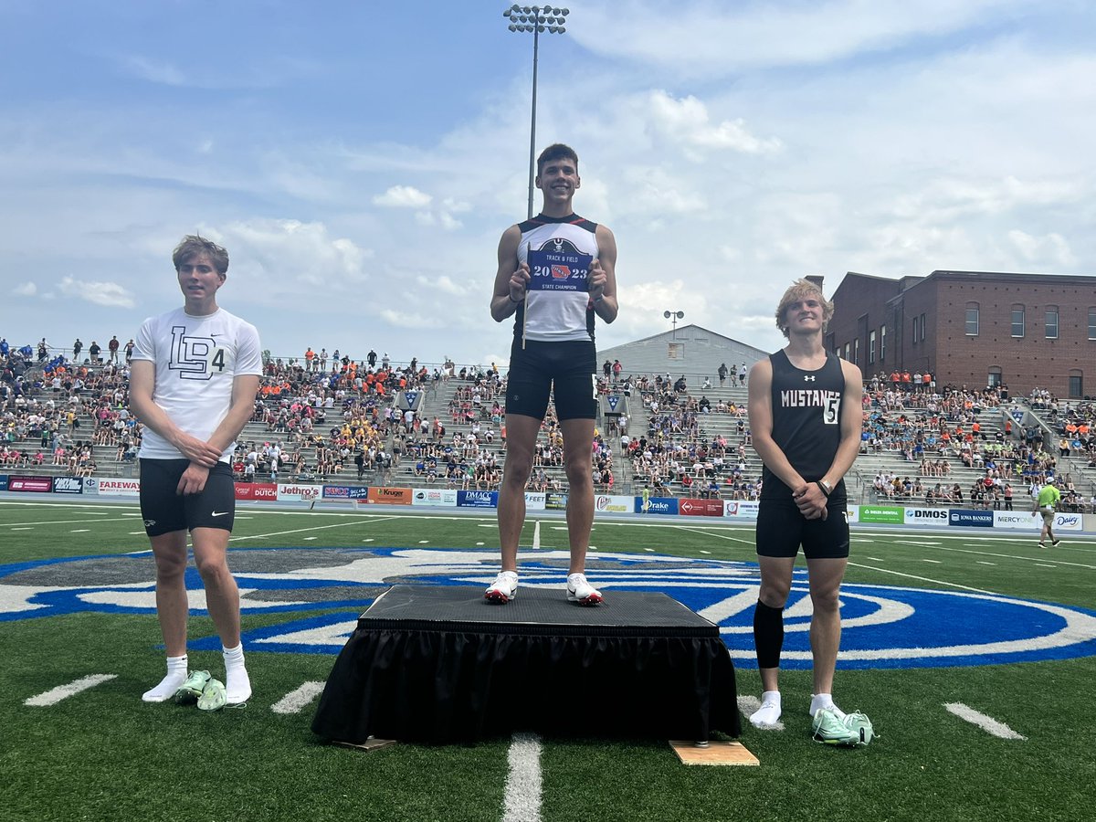 IHSAA's tweet photo. 1A 400m FINALS

🥇: Ryce Reynolds runs a 48.211 claiming a new STATE RECORD! https://t.co/QA3Da624yo
