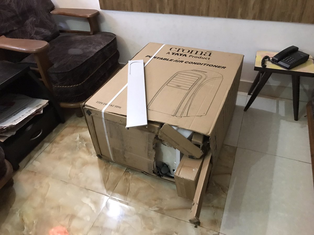 INDICHAPP's tweet photo. @CromaSupport Also be informed the product was received in a unsealed pack. A corner of the carton box was damaged.Some accessories too were also spilled out of the box when it was delivered.I’m enclosing a photo for your reference. Order No#SOA392350696588. Further details in another tweet https://t.co/Km0ZMvPKEW