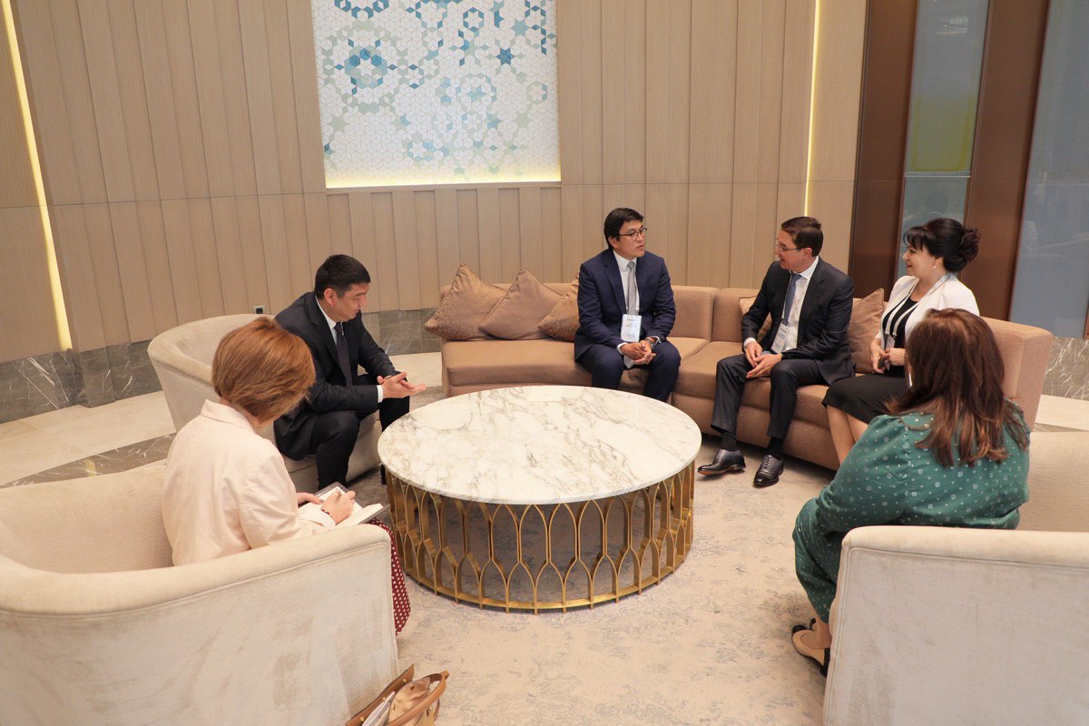 Kambag‘allikni qisqartirish bo‘yicha ikkinchi xalqaro forum doirasida Fransiya taraqqiyot agentligi (<a href="/AFD_France/">Agence Française de #Développement (AFD) 🇫🇷 🇪🇺</a>) bosh direktori – Remi Riyu (<a href="/RiouxRemy/">Rémy Rioux</a>) hamda Qirg‘iziston Respublikasi Vazirlar Mahkamasi Raisining o‘rinbosari – Edil Baysalov (<a href="/baisalov/">Edil Baisalov</a>) bilan uchrashuvlar