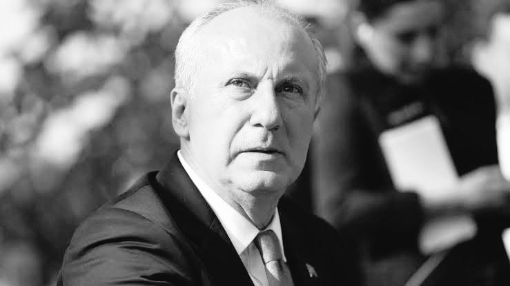 Ey CHP..
Madem bu haltı yiyecektiniz 
 1: Hdp bıraksaydın kendi adayını çıkarsaydı.İkinci turda zaten  Kürt halkı gereğini yapardı .
Ne Türk ne Kürt halkını küstürmeseydiniz.

2: Daha koltuğa oturmadan Babanızın koltuğu gibi koktuk ve vekillik yetmedi C.B yardımcılığı