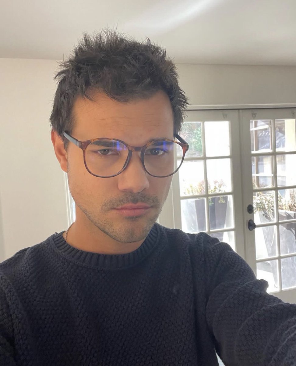tracklist's tweet photo. Para a TODAY Show, Taylor Lautner esclareceu brincadeira feita sobre 'estar rezando por John Mayer' após repercussão: 

"Estava definitivamente brincando. Os fãs apoiam isso. Acho que John é um músico muito talentoso, mas estou ciente de algumas músicas que estavam no álbum" https://t.co/XxwYTRPys8