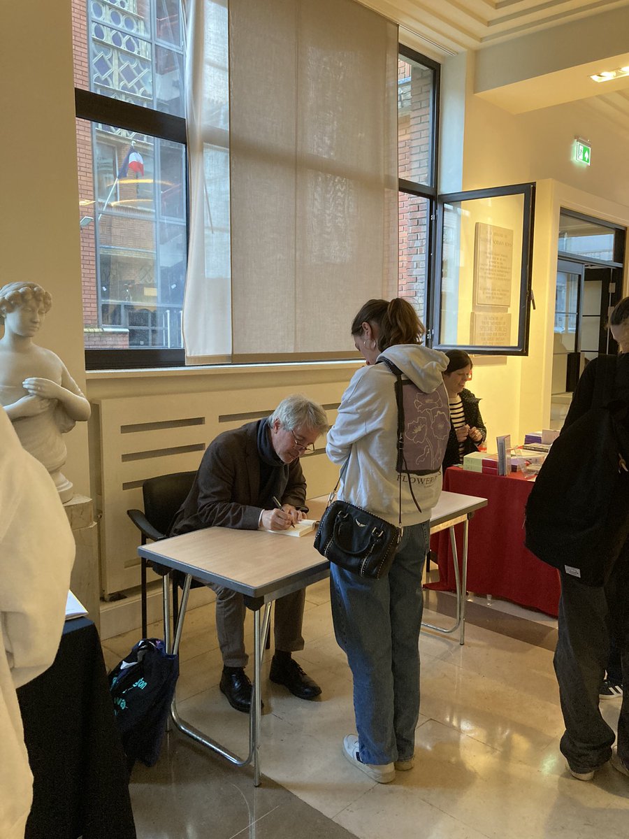 The prize winning writer Éric Vuillard has been in the UK this week. Today in London he’s been signing copies of his latest book An Honourable Exit for @Dauntbooks and then spoke at a packed event with the @ifru_london for the #BeyondWordsFest