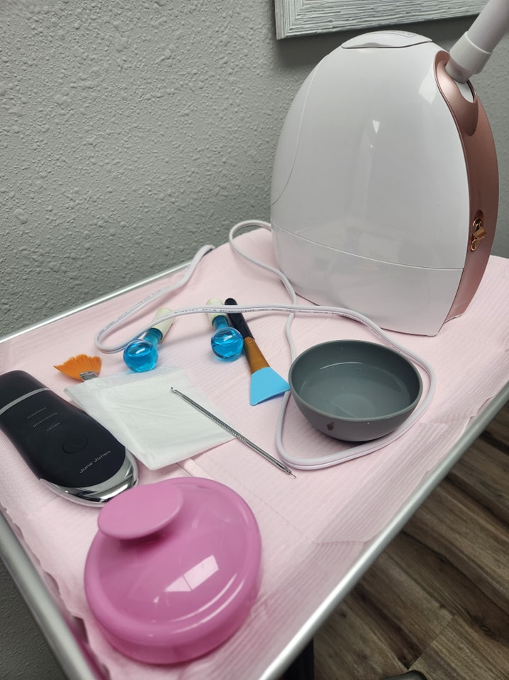 Allison has her tray prepared with everything that's needed to give her client an amazing facial! 👏 509-961-6555 #facialtreatment #vibrantskin #esthetician #skincare #yakima #loveyourskin #healthyskin #glowingskin #skincareroutine #barebliss #beauty #facial #radiantskin