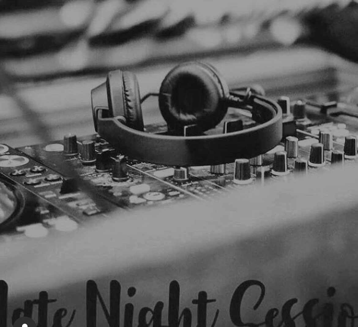 LateNSEdinburgh's tweet photo. We’re partying on Saturday- Music Drinks Dance 🎉

See you there 9pm 

https://t.co/07AEZ7zE4i

#dj #music #cocktails #edinburgh #BarSoba #soul #disco #house https://t.co/vUs8csUD2J