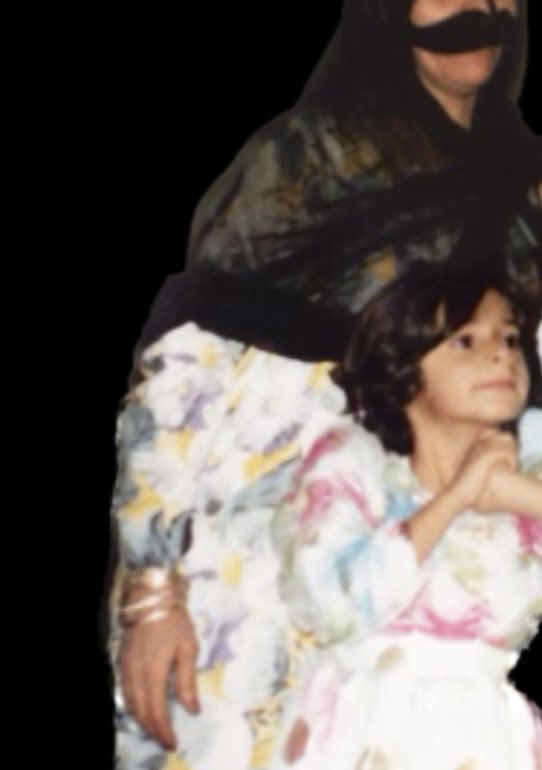 Mthyar's tweet image. وأحبُّها والله يعلمُ أنَّها حشوُ الفؤادِ ولبُّهُ والأضلُعُ 🤍