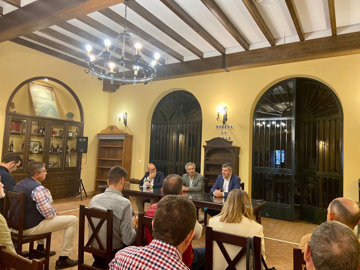 pp_cordoba's tweet photo. Nos interesa, nos preocupa y nos ocupa el campo.

🔵 Hoy hemos tenido un encuentro con agricultores en Montilla, con el próximo alcalde, @Fedecda y @FranAcostaRosa a quienes les hemos trasladado las propuestas del @ppopular y las medidas que el Gobierno de @JuanMa_Moreno realiza. https://t.co/XRTm3yAS6i