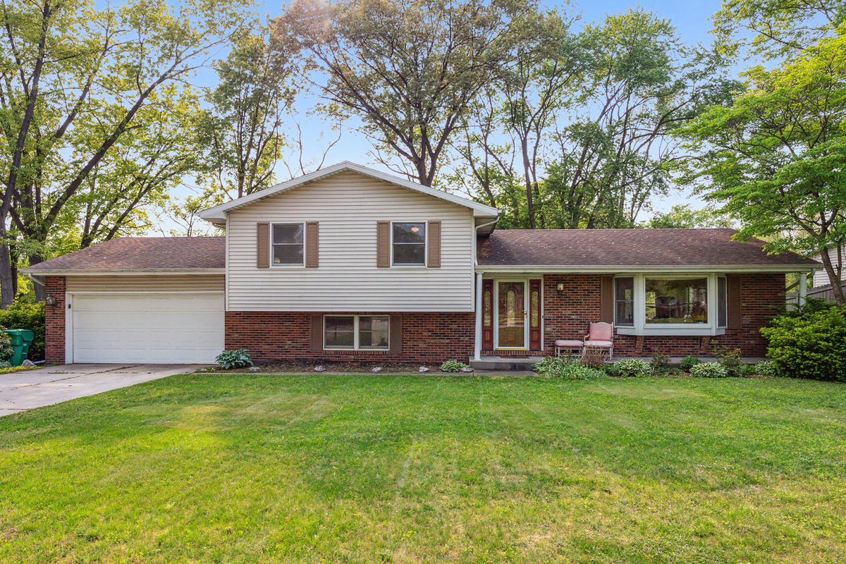timburkey's tweet image. JUST LISTED | 53221 Berwick Drive, South Bend
Offered at $244,900 | 3 Beds | 2½ Baths | 2,660 ft²

Come and see this move-in ready quad-level in South Bend’s popular Oak Park. This home is an entertainer’s dream with a screened porch, dining room, wet bar, wine cellar, a large…
