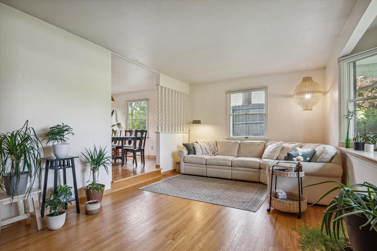 timburkey's tweet image. JUST LISTED | 53221 Berwick Drive, South Bend
Offered at $244,900 | 3 Beds | 2½ Baths | 2,660 ft²

Come and see this move-in ready quad-level in South Bend’s popular Oak Park. This home is an entertainer’s dream with a screened porch, dining room, wet bar, wine cellar, a large…