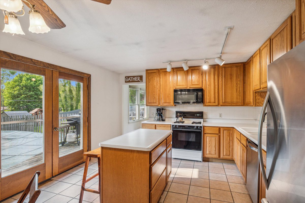 timburkey's tweet image. JUST LISTED | 53221 Berwick Drive, South Bend
Offered at $244,900 | 3 Beds | 2½ Baths | 2,660 ft²

Come and see this move-in ready quad-level in South Bend’s popular Oak Park. This home is an entertainer’s dream with a screened porch, dining room, wet bar, wine cellar, a large…