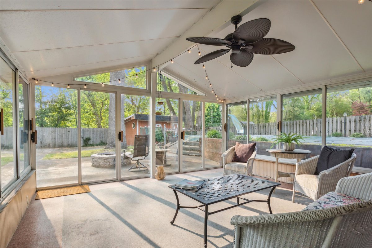 timburkey's tweet image. JUST LISTED | 53221 Berwick Drive, South Bend
Offered at $244,900 | 3 Beds | 2½ Baths | 2,660 ft²

Come and see this move-in ready quad-level in South Bend’s popular Oak Park. This home is an entertainer’s dream with a screened porch, dining room, wet bar, wine cellar, a large…