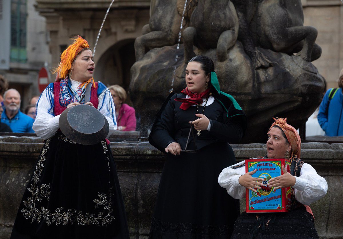 📷 Un dos eventos máis agardados da programación das #FestasDaAscensión foi, un ano máis, a actuación conxunta dos grupos de #bailetradicional participantes no #FolkNaRúa e que contou con <a href="/CantigaseAgarim/">Cantigas e Agarimos</a>, Colexiata do Sar, Brincadeira e OCT Ultreia! Bravísimo! 👏